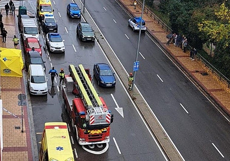 Muere un joven tras precipitarse desde una vivienda de la avenida de Gijón